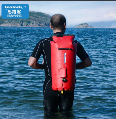 ¿Cuál es la diferencia entre mochilas impermeables y resistentes al agua?