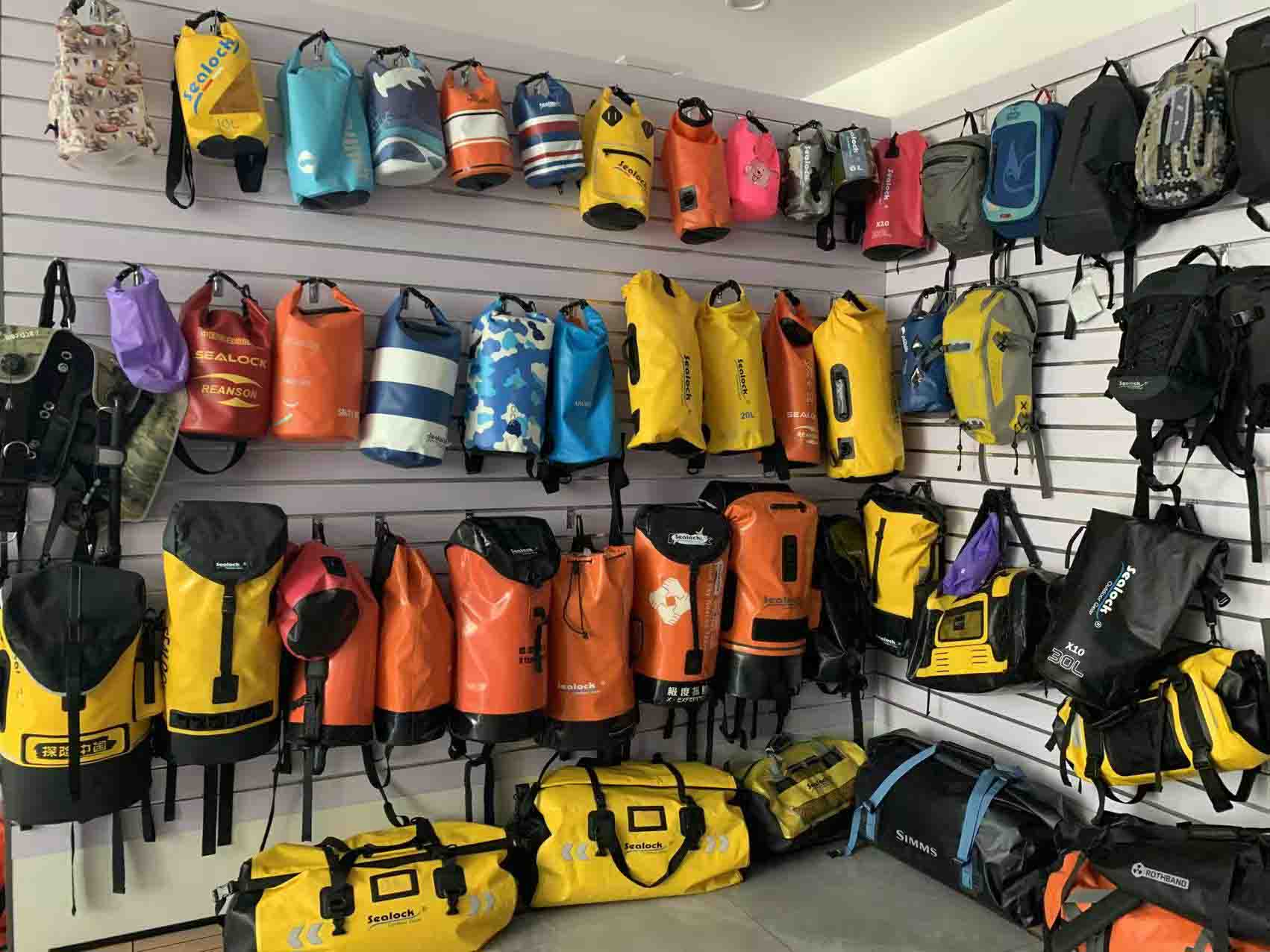 Bolsa seca impermeable para rafting: características esenciales para la protección de aguas bravas