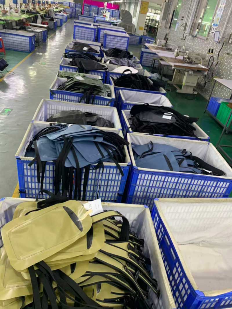 Seis combinaciones de colores de una mochila de la misma línea
